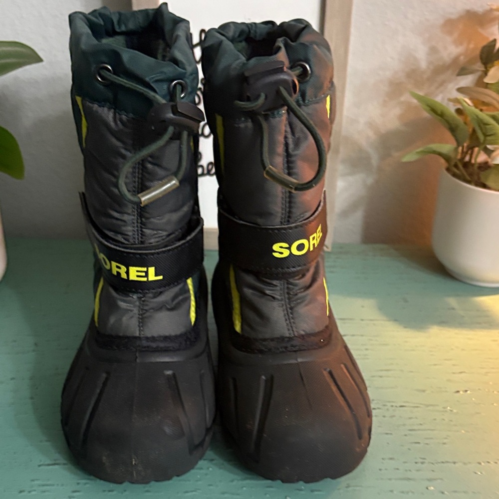 Sorel Black and Yellow Snow Boots SZ 10 T box 136